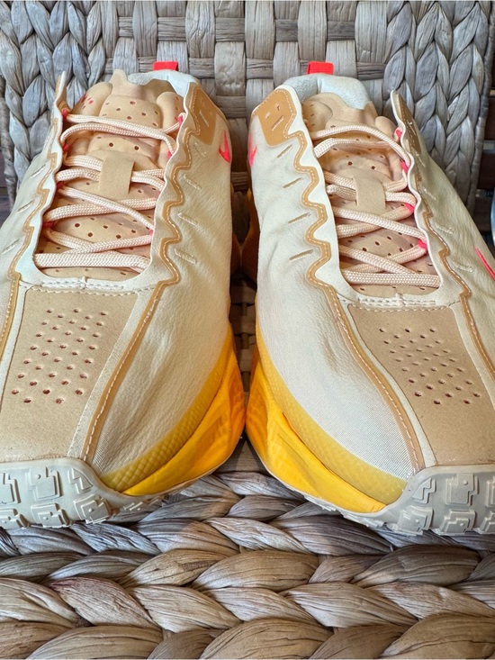 Nike Mens 11.5 NWOT Shoes Ava Rover Celestial Gold Bright Crimson DX4215-205 main image 5